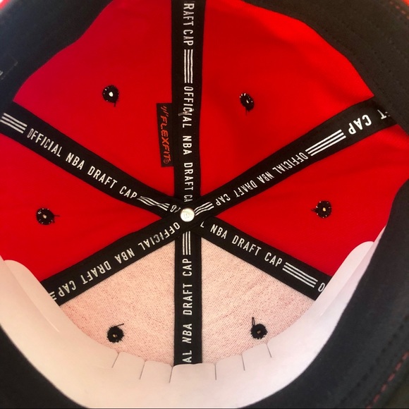 NWOT tags red adidas Chicago Bulls flexfit hat! - Picture 3 of 4